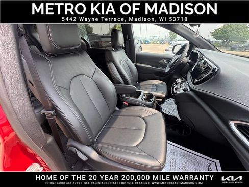 Used 2025 Chrysler Pacifica Select AWD/4WD image 36