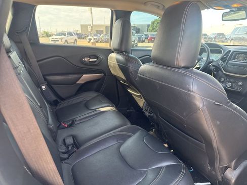 Used 2017 Jeep Cherokee Latitude w/ Safety/Convenience Group FWD image 9
