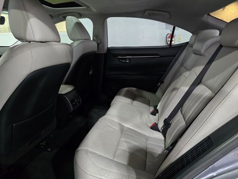Used 2016 Lexus ES 300h w/ Luxury Package w/Wood Trim FWD image 23