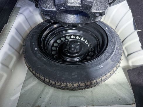 Used 2018 Nissan Kicks SR image 31