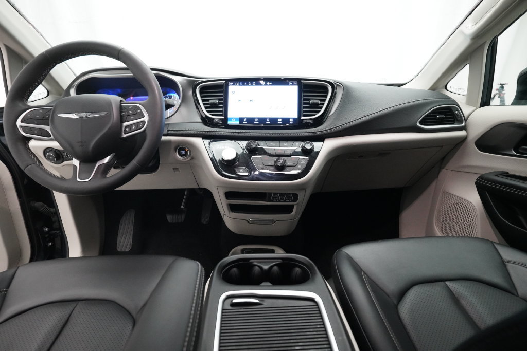 Used 2024 Chrysler Pacifica Touring-L AWD/4WD image 5
