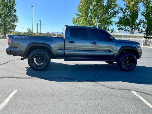 Used 2020 Toyota Tacoma TRD Off-Road w/ TRD Premium Off Road Package AWD/4WD image 9