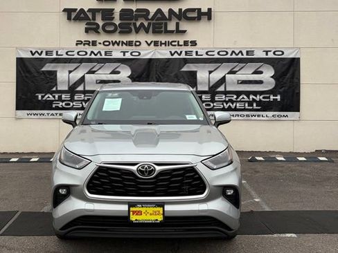 Used 2024 Toyota Highlander LE AWD/4WD image 3