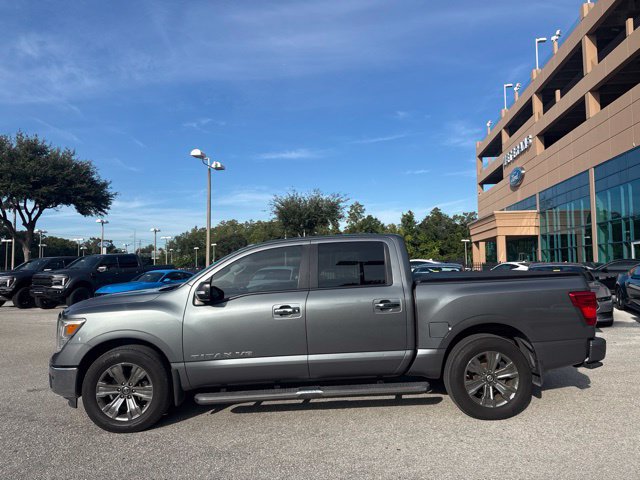 Used 2018 Nissan Titan SV w/ SV Convenience Package RWD image 2
