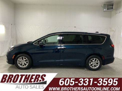 Used 2023 Chrysler Pacifica Touring-L image 1
