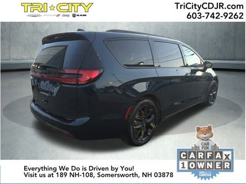 Used 2025 Chrysler Pacifica Limited image 5