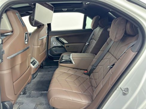 Used 2023 BMW i7 xDrive60 image 49