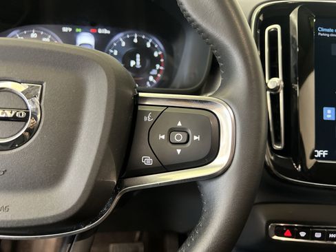 Used 2021 Volvo XC40 T5 Momentum w/ Premium Package image 32