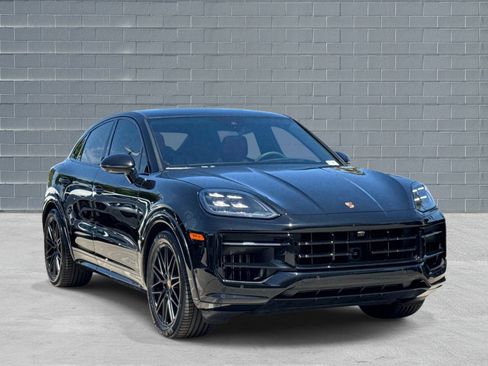 Used 2025 Porsche Cayenne GTS image 1