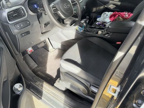 Used 2020 Kia Sorento LX image 4