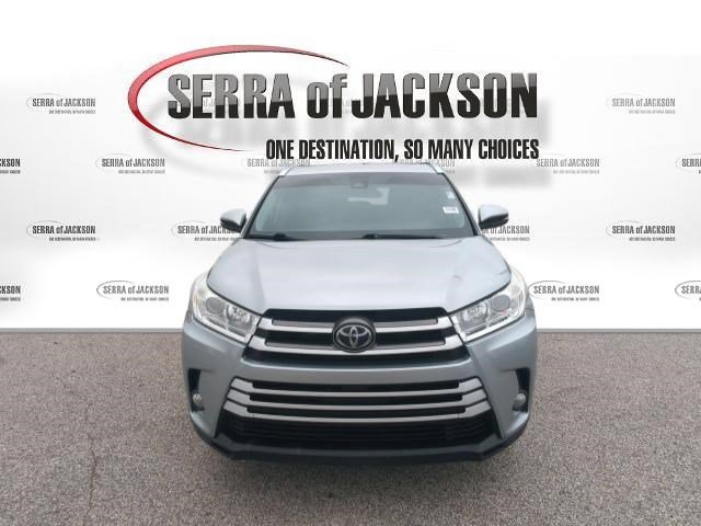 Used 2019 Toyota Highlander XLE AWD/4WD image 3
