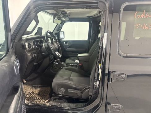 Used 2019 Jeep Wrangler Unlimited Sahara w/ Uconnect 4C Nav & Sound Group AWD/4WD image 12