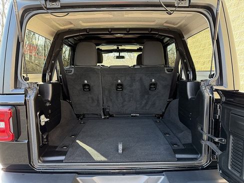 Used 2019 Jeep Wrangler Unlimited Sahara w/ LED Lighting Group image 28