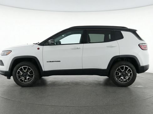 Used 2025 Jeep Compass Trailhawk image 5