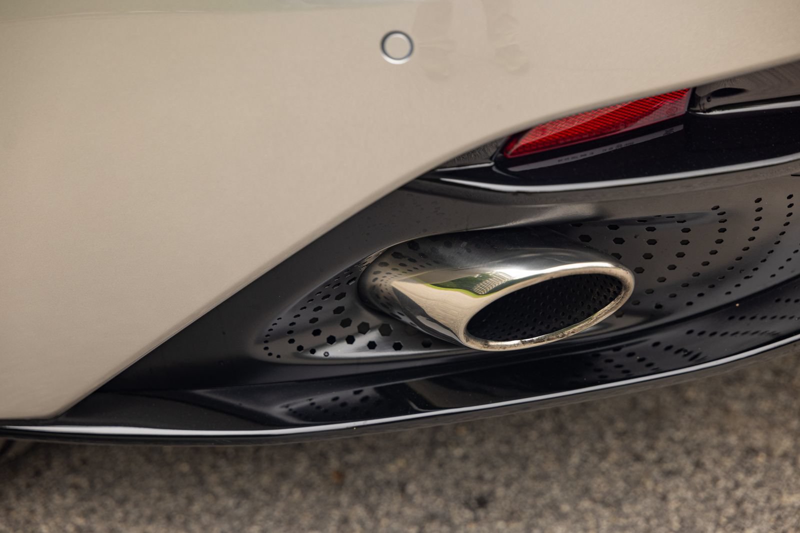 Used 2024 Aston Martin DB12 Convertible RWD image 24