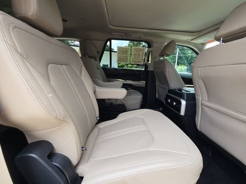 Used 2022 Ford Expedition Limited AWD/4WD image 16