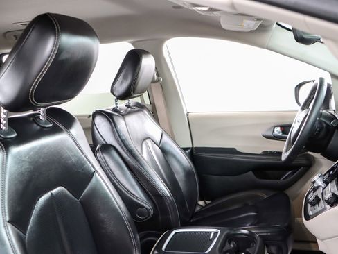 Used 2023 Chrysler Pacifica Touring-L FWD image 27