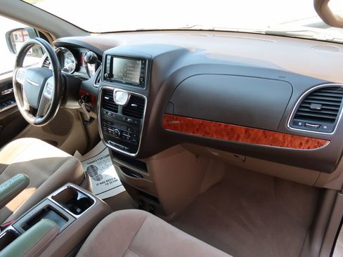 Used 2015 Chrysler Town & Country Touring w/ Driver Convenience Group image 11