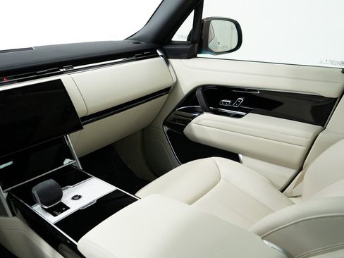 Used 2025 Land Rover Range Rover SE image 30