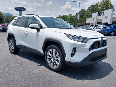 Used 2019 Toyota RAV4 XLE Premium FWD image 2