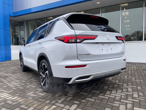 Used 2024 Mitsubishi Outlander SE Black Edition image 3