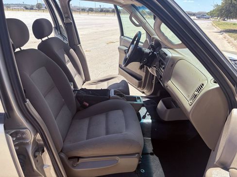 Used 2004 Ford Explorer Sport Trac 2WD image 36