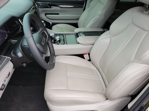 Used 2022 Jeep Wagoneer Series III w/ Premium Group I AWD/4WD image 9