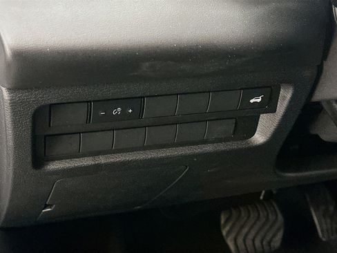 Used 2025 Mitsubishi Outlander SE image 17