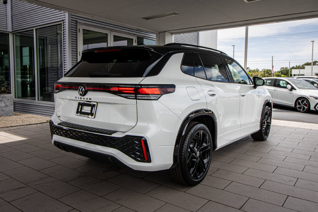 New 2026 Volkswagen Tiguan SE R-Line FWD image 2