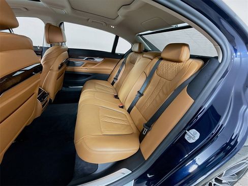 Used 2021 BMW 750i xDrive w/ Executive Package image 27