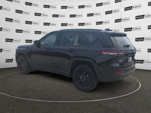 Used 2025 Jeep Grand Cherokee Altitude AWD/4WD image 4