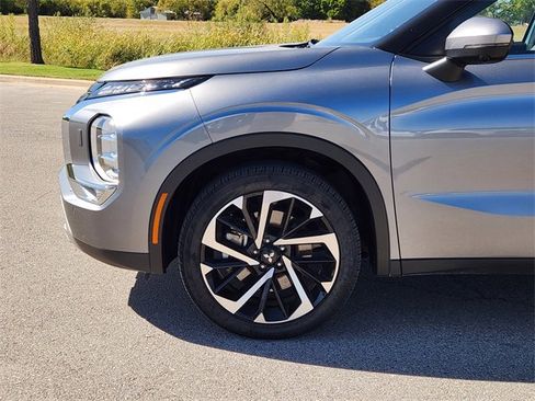 Used 2024 Mitsubishi Outlander SE image 8