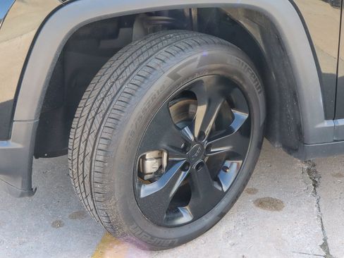 Used 2019 Jeep Compass Latitude FWD image 15