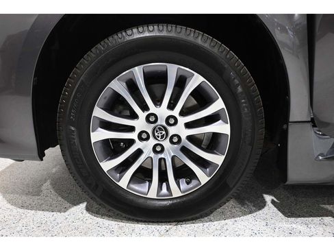 Used 2020 Toyota Sienna XLE FWD image 12