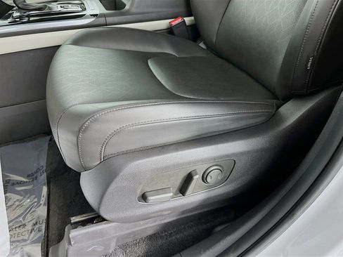 Used 2024 Kia Carnival EX FWD image 27