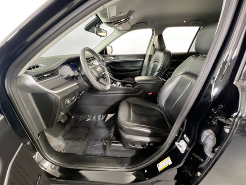 Used 2023 Jeep Grand Cherokee Limited w/ Black Appearance Package image 21