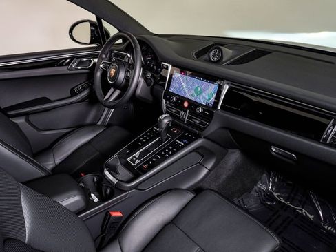 Certified 2025 Porsche Macan image 14