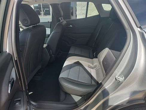 Used 2025 Chevrolet Trax LT w/ LT Convenience Package FWD image 16