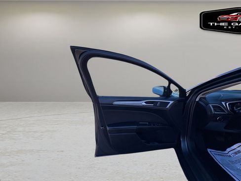 Used 2020 Ford Fusion SE image 12