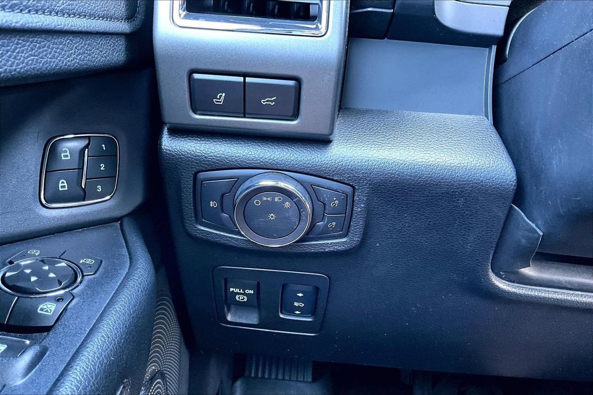 Used 2018 Ford Expedition XLT w/ Equipment Group 202A AWD/4WD image 29