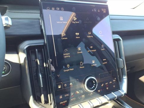 Used 2025 GMC Acadia AT4 w/ Luxury Package image 25