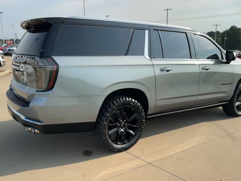 New 2025 Chevrolet Suburban Premier image 9