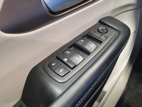 Used 2021 Chrysler Voyager Lxi FWD image 27