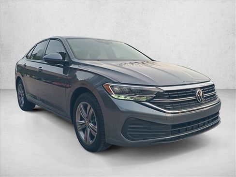 Used 2023 Volkswagen Jetta SE image 3