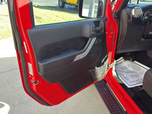 Used 2017 Jeep Wrangler Unlimited Sahara image 12