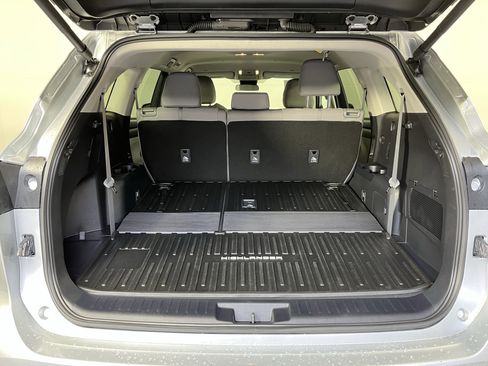 Used 2024 Toyota Highlander LE image 5