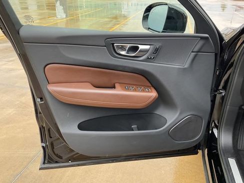 Used 2023 Volvo XC60 B5 Plus image 13