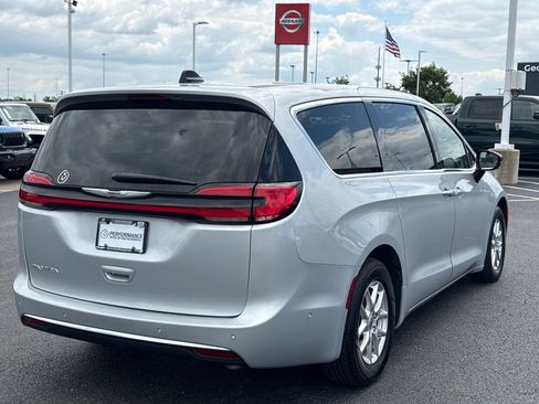Used 2024 Chrysler Pacifica Touring-L w/ Uconnect Theater Family Group FWD image 3