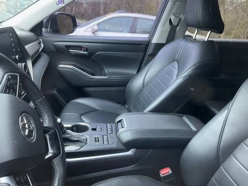 Used 2021 Toyota Highlander XLE image 12