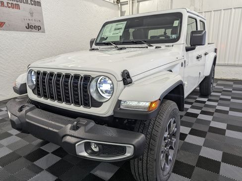Used 2026 Jeep Gladiator Sport AWD/4WD image 3